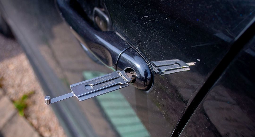 Locked keys in car opened without damage in Reading